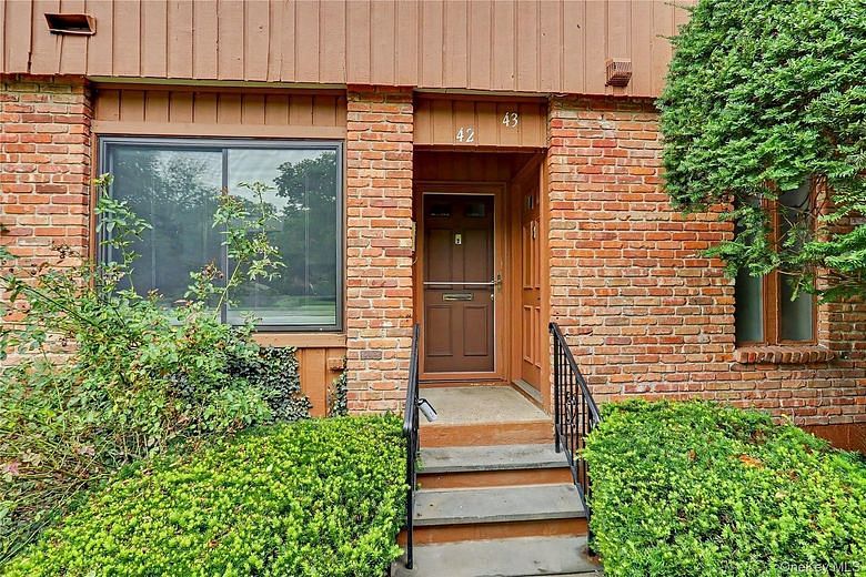 42 Coachlight Square