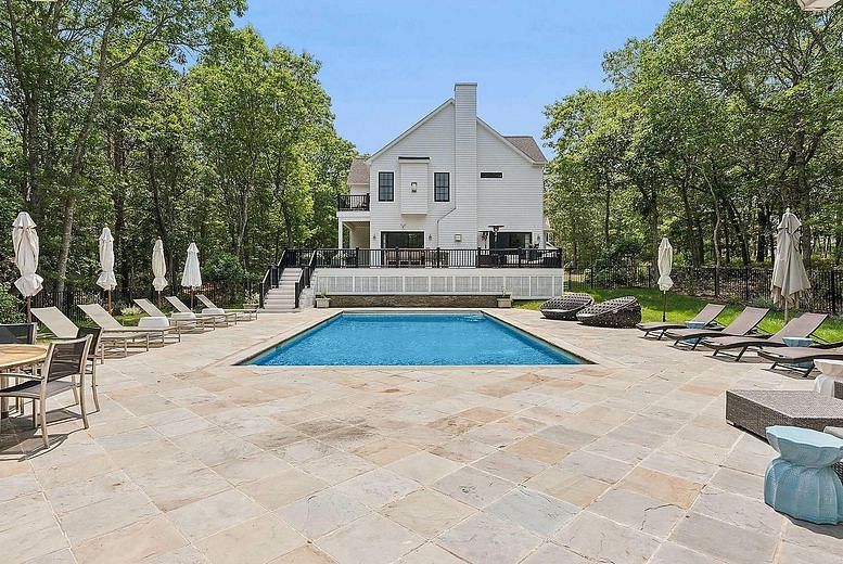 421 Edge Of Woods Road