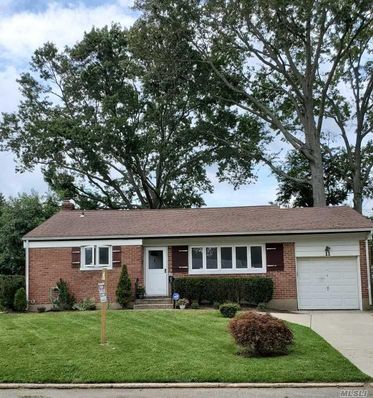 Image 1 of 34 for 11 Darnley Pl in Long Island, Huntington Sta, NY, 11746