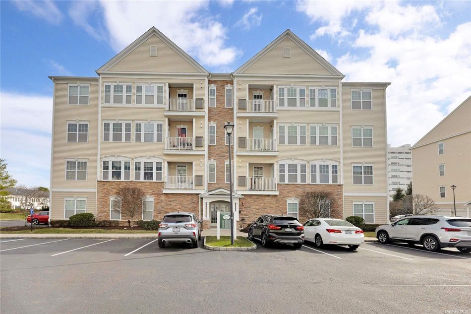 Image 1 of 17 for 432 Saxton Court #432 in Long Island, Central Islip, NY, 11722