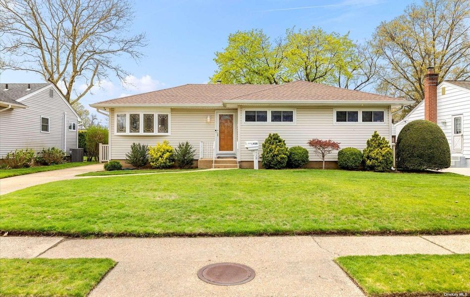 Image 1 of 31 for 438 Chestnut Lane in Long Island, East Meadow, NY, 11554