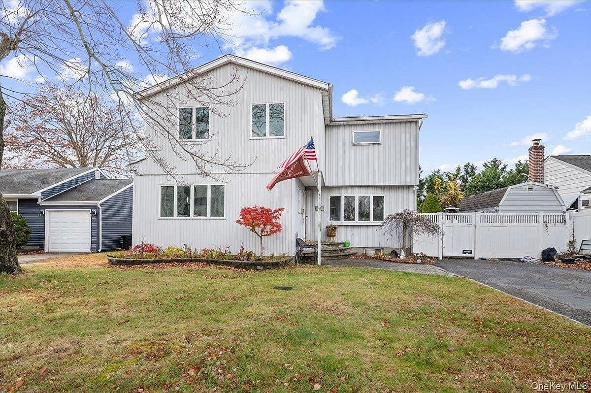 Image 1 of 32 for 44 E End Avenue in Long Island, Oyster Bay, NY, 11801