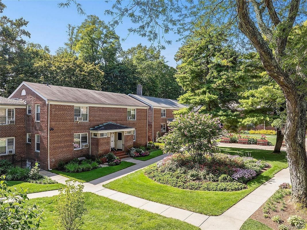 Image 1 of 17 for 44 Edwards Street #1A in Long Island, Roslyn Heights, NY, 11577