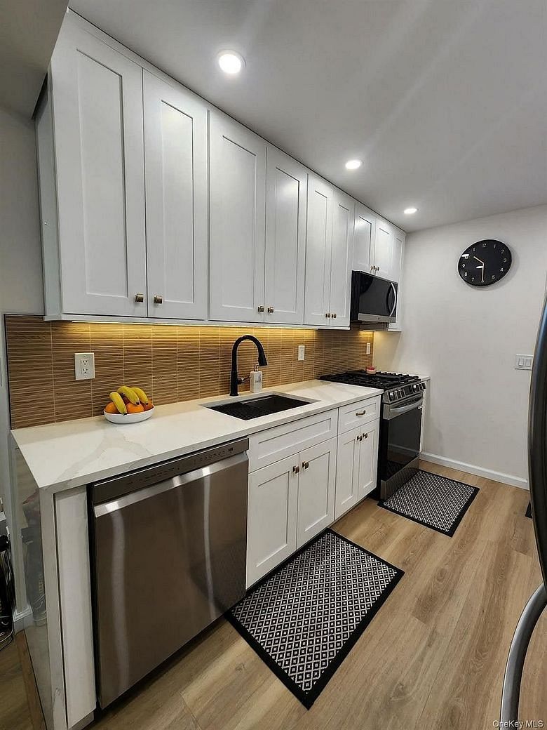 46 W Clearwater Road