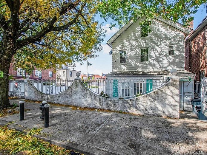 4613 Carpenter Avenue