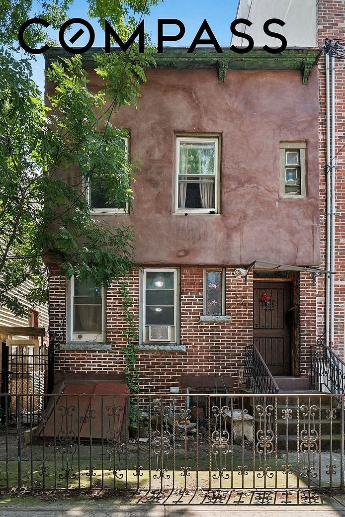 464 East New York Avenue