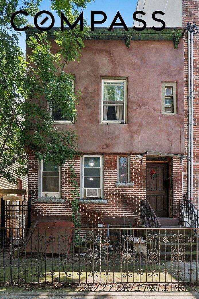 464 East New York Avenue