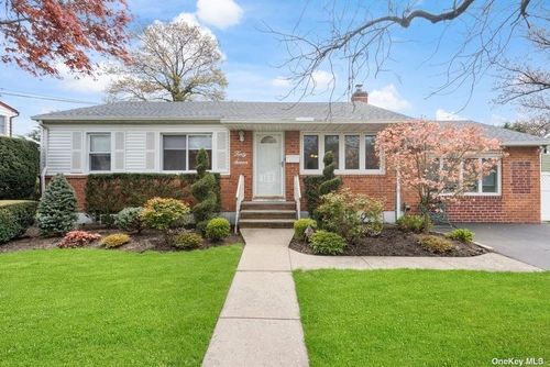 Image 1 of 34 for 47 Dolores Pl in Long Island, Malverne, NY, 11565