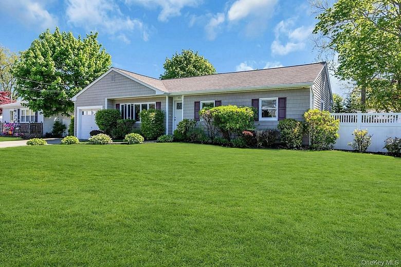 481 Bayport Avenue