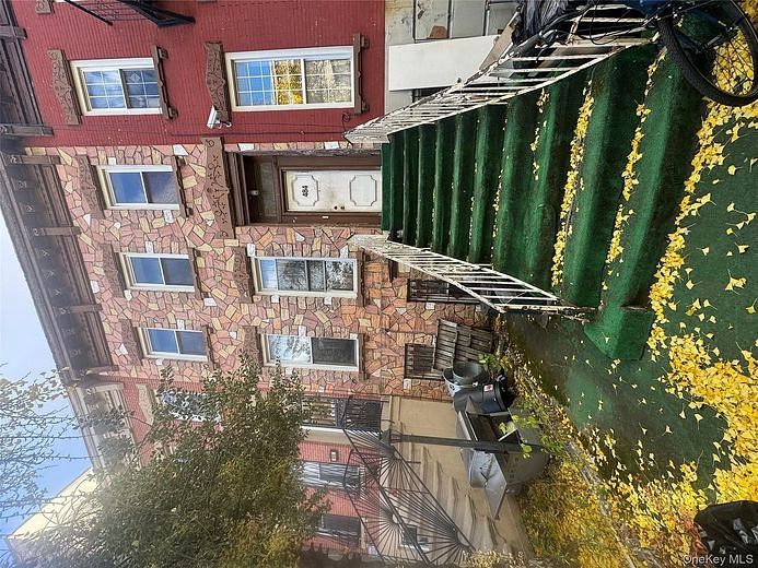 484 Van Buren Street