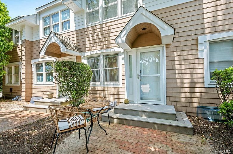 49 Canoe Place Rd
