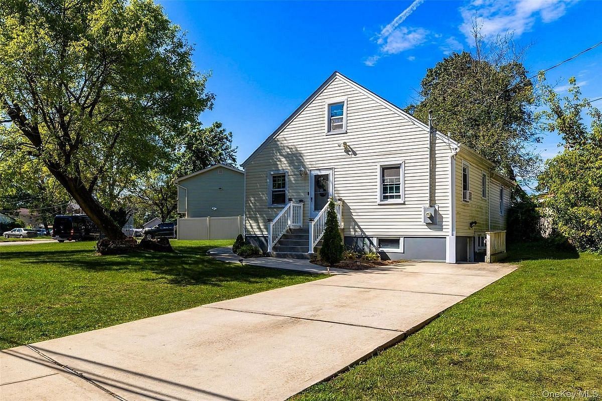 Image 1 of 17 for 49 Elizabeth Street in Long Island, Hempstead, NY, 11575