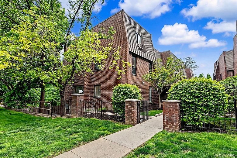 492 N Broadway #1