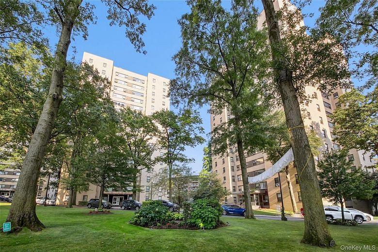 5 Fordham Hill Oval #15A