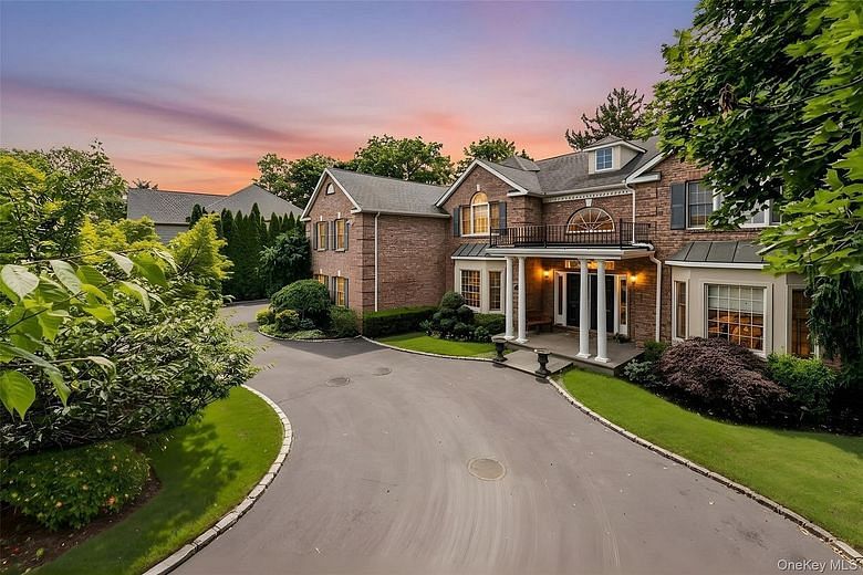 50 Eastwoods Court