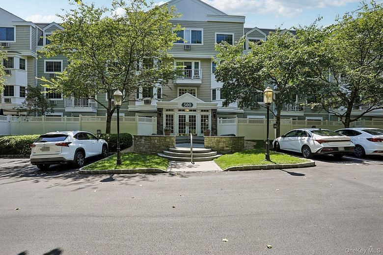 500 Pondside Drive #4L