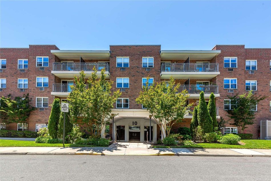 Image 1 of 19 for 10 Ipswich Avenue #2H in Long Island, Great Neck, NY, 11021