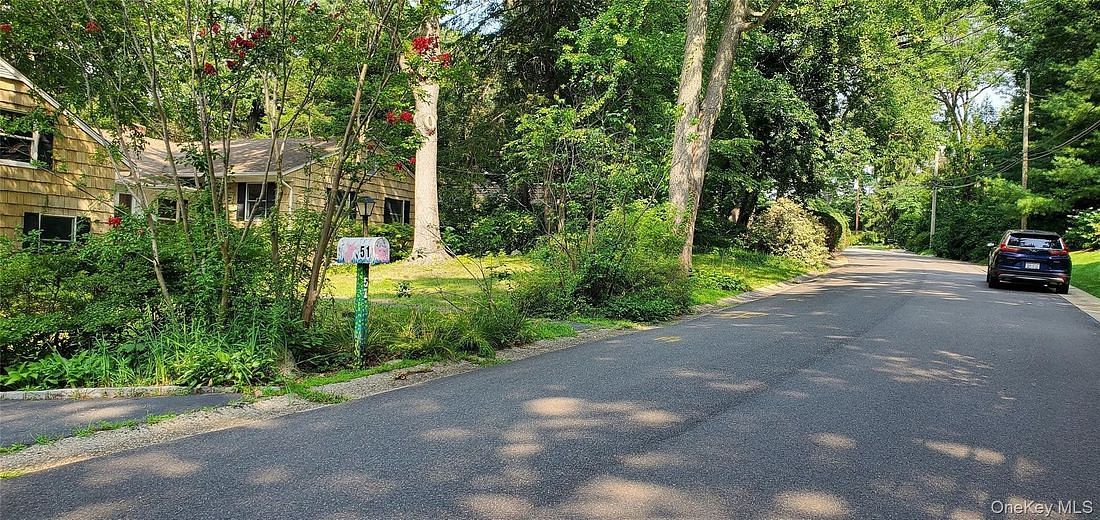 51 The Hemlocks Roslyn Estates