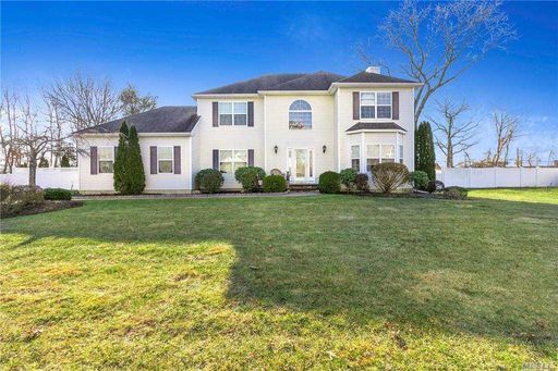 Image 1 of 25 for 10 Brittany Ct in Long Island, Ridge, NY, 11961