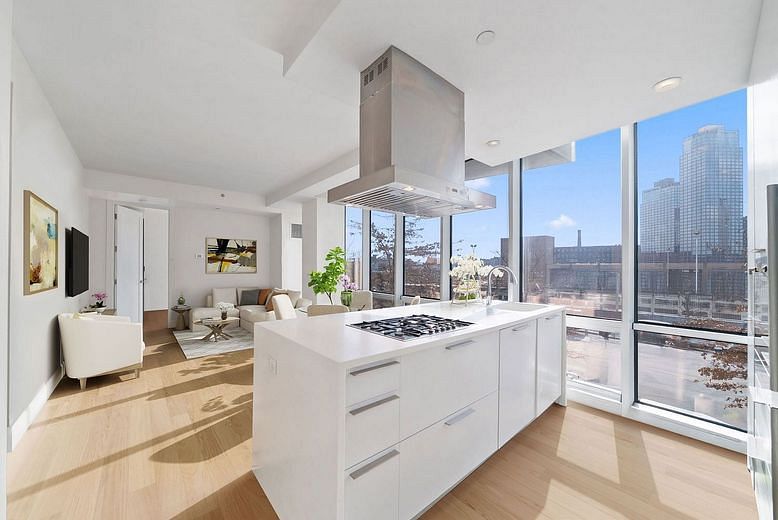 519 Borden Avenue #1G2