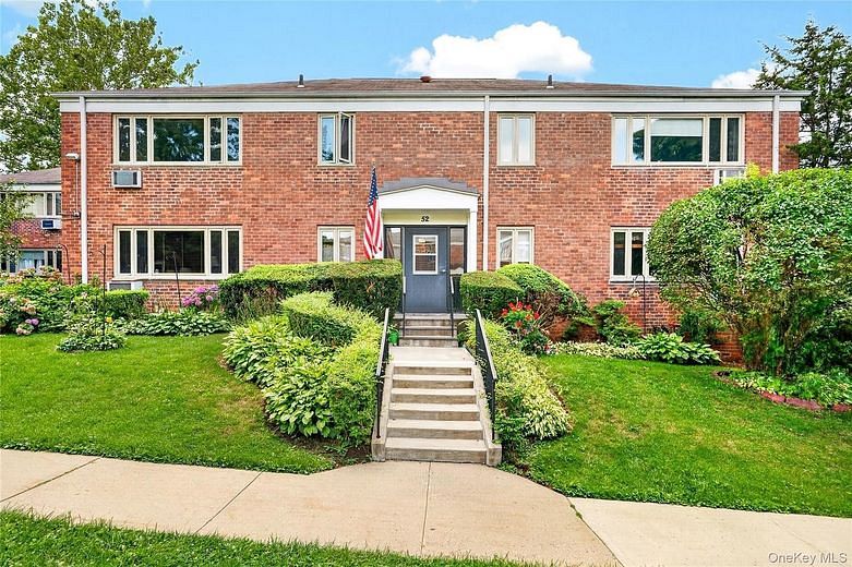 52 Lawrence Drive #D