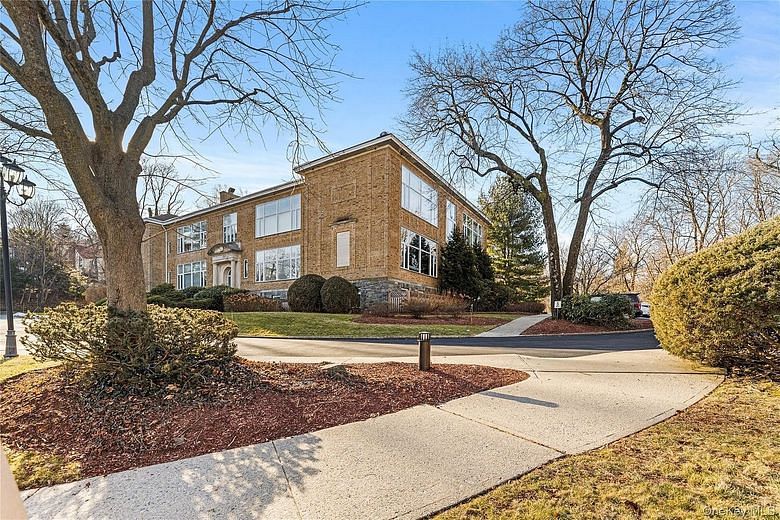 520 Ashford Avenue #18