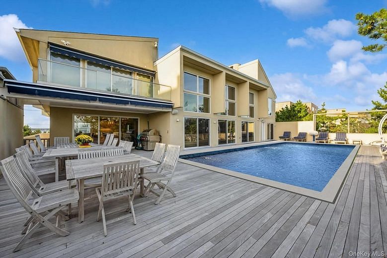 521 Dune Road