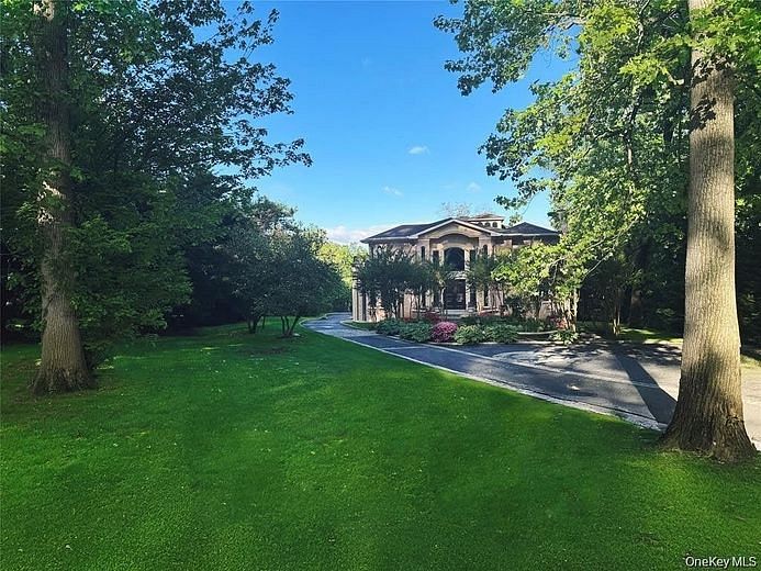 527 Manhasset Woods Road