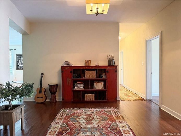 531 Lincoln Avenue E #5L