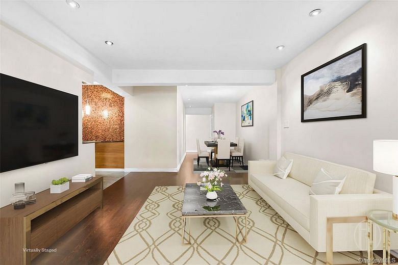 54 East 8th Street E 0 #3J