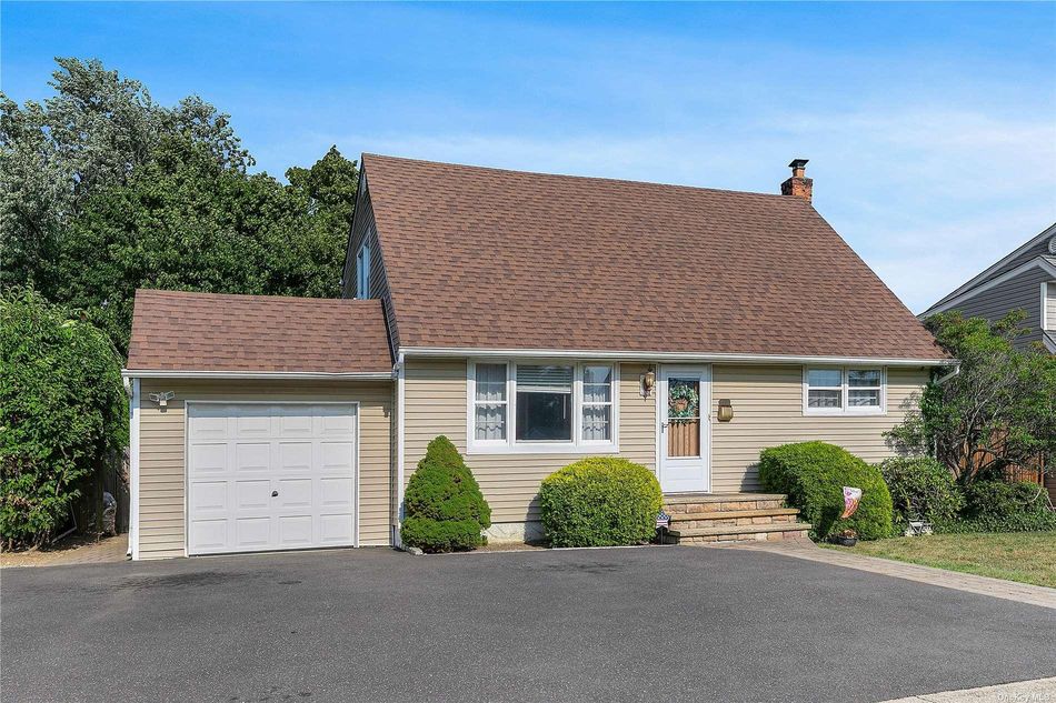 Image 1 of 7 for 23 Cinque Drive in Long Island, Farmingdale, NY, 11735