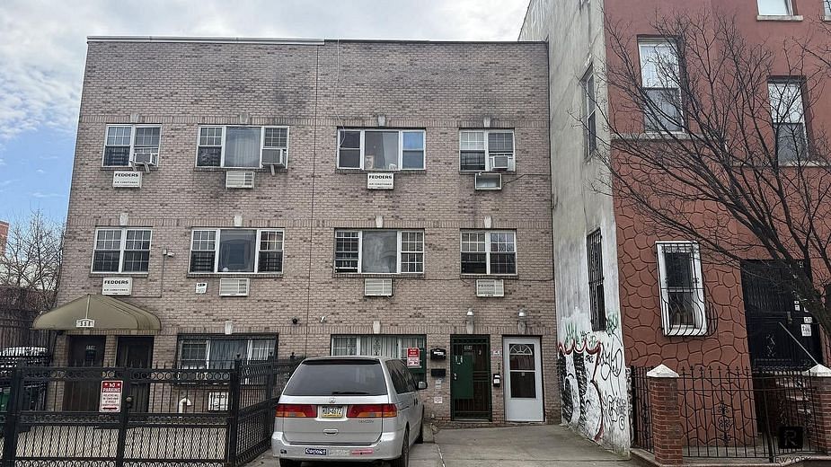 556 Hart Street