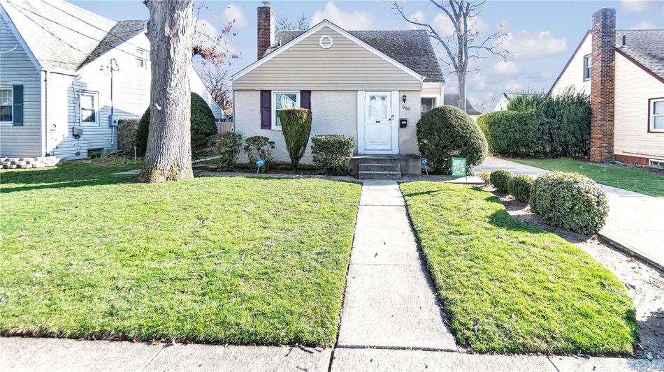 Image 1 of 34 for 560 Emerson Avenue in Long Island, North Baldwin, NY, 11510