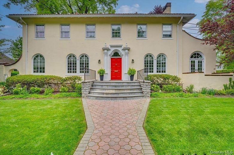 560 Pelhamdale Avenue