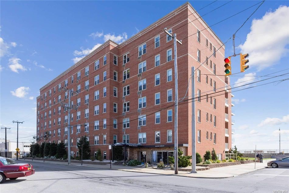 Image 1 of 14 for 560 W Broadway #1R in Long Island, Long Beach, NY, 11561