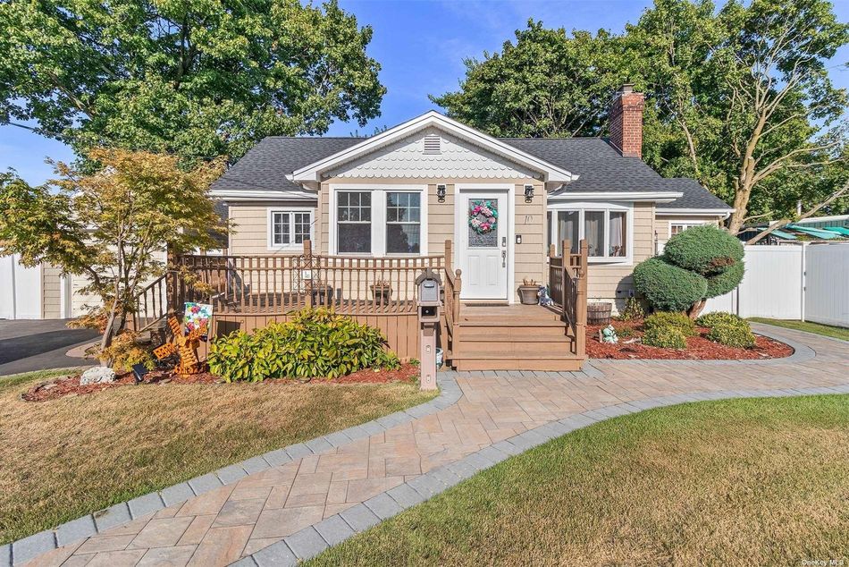 Image 1 of 21 for 10 Dean Street in Long Island, East Farmingdale, NY, 11735