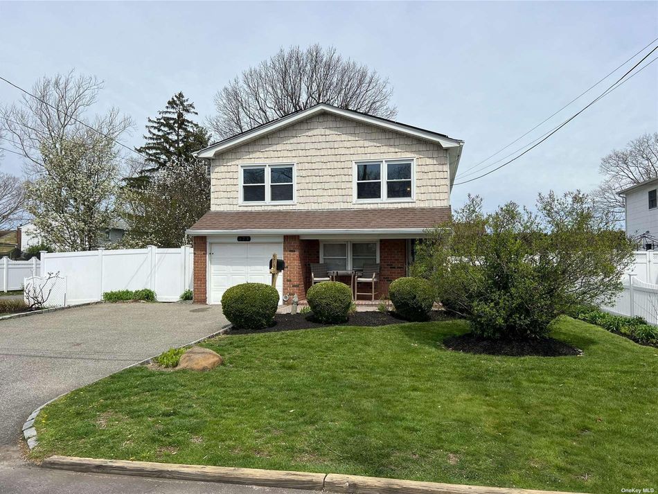 Image 1 of 31 for 573 Windmill Avenue in Long Island, West Babylon, NY, 11704