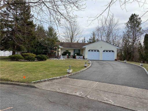 Image 1 of 31 for 11 Suan Court in Long Island, Greenlawn, NY, 11740
