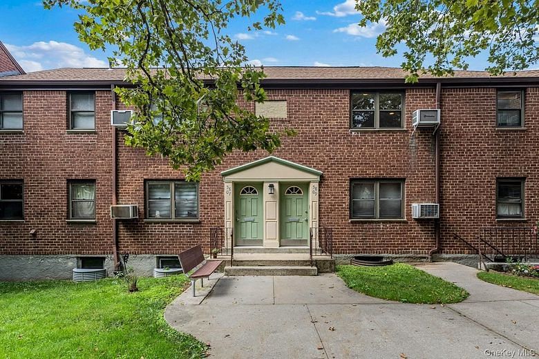 58 09 246th Crescent #upper unit