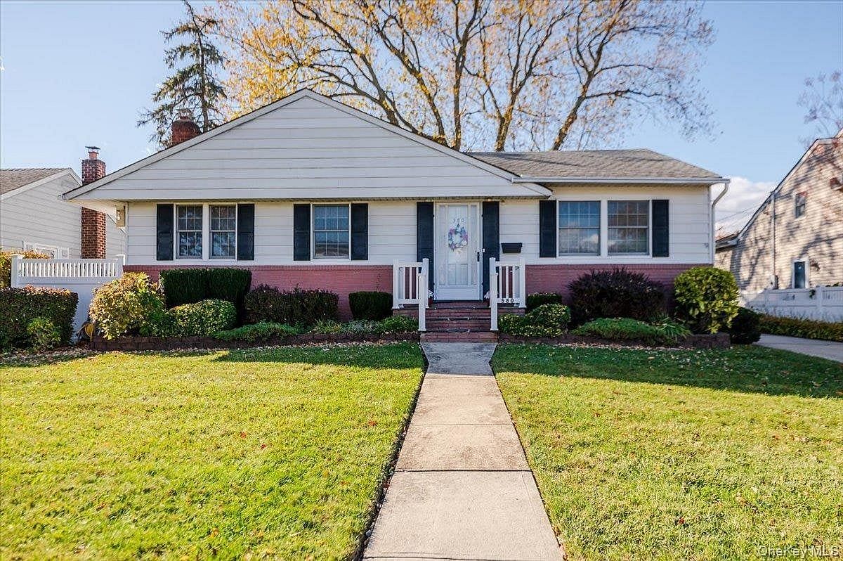Image 1 of 26 for 580 Heathcliff Drive in Long Island, Hempstead, NY, 11783