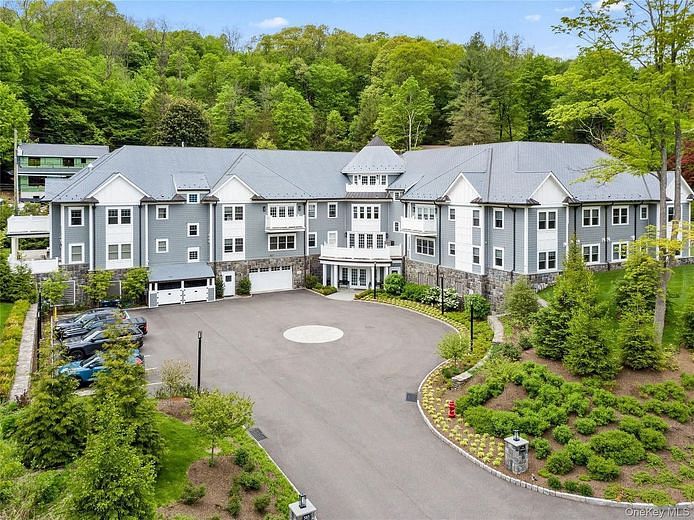 585 Main Street #2F