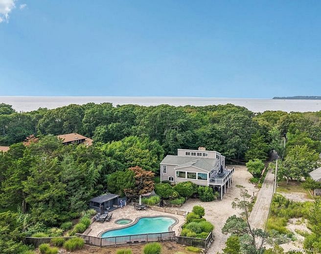 588 E. Long Beach Road