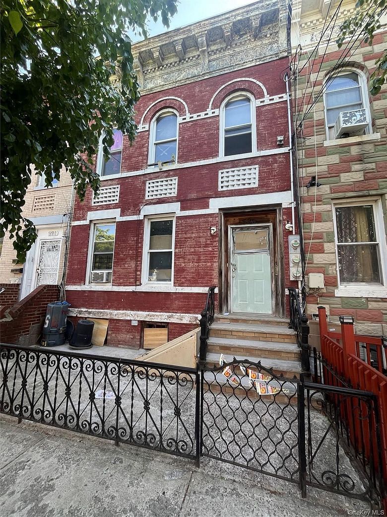 593 Warwick Street
