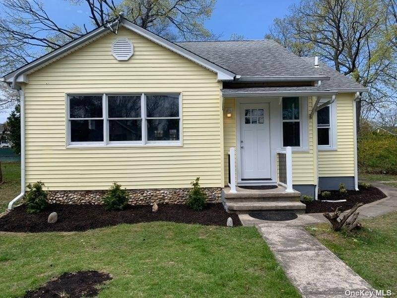 187 Officials Avenue in Long Island, Holbrook, NY 11741