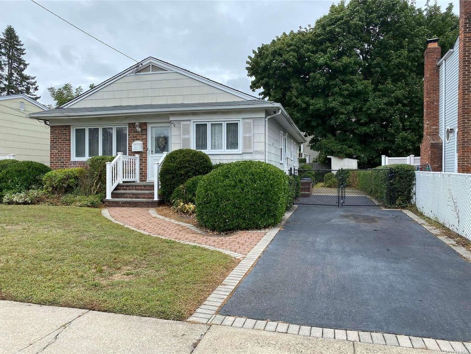 Image 1 of 18 for 331 Mineola Avenue in Long Island, Carle Place, NY, 11514