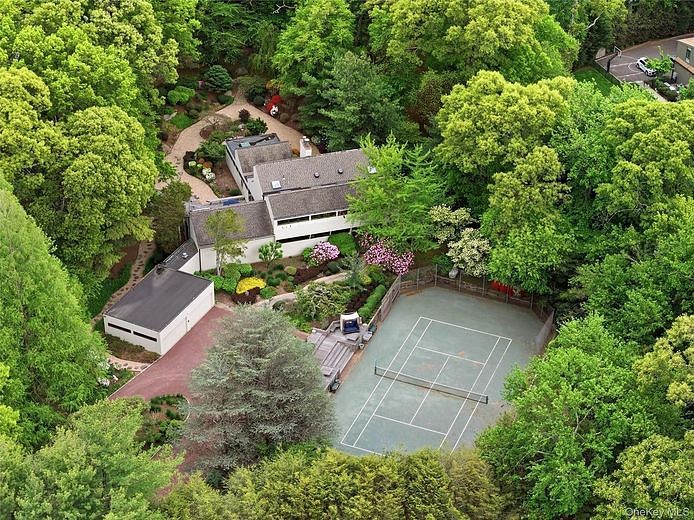 6 Deepwood Court
