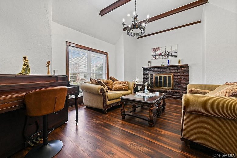 6 Dubonnet Road