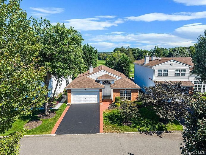 6 Hamlet Drive