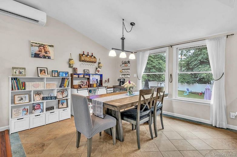 6 Mayflower Lane