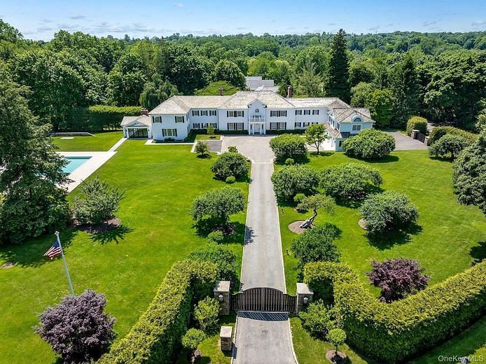 6 Stoneleigh Manor Lane